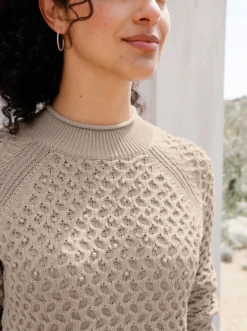 Stehkragenpullover mit Zierperlen