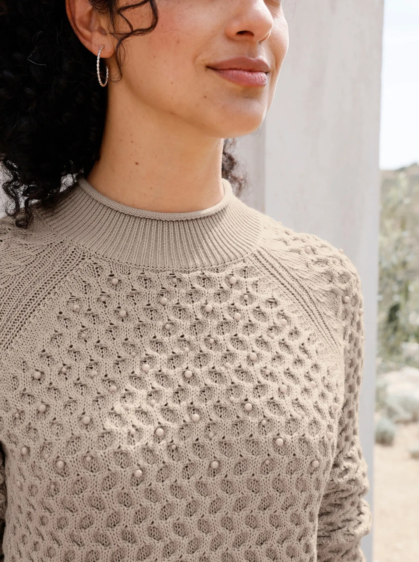 Stehkragenpullover mit Zierperlen