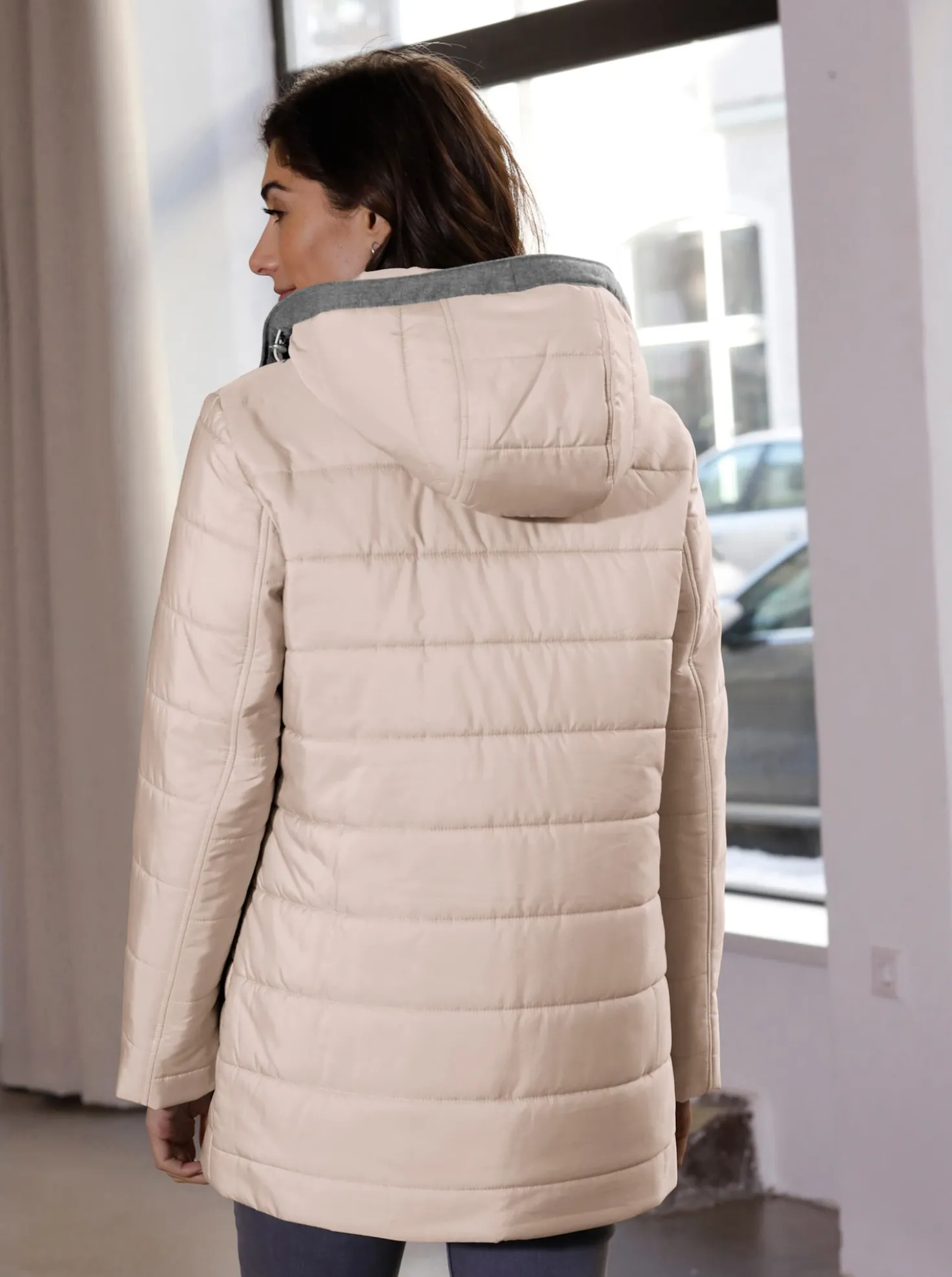 Steppjacke mit abnehmbarer Kapuze
