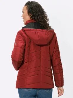 Steppjacke mit abnehmbarer Kapuze