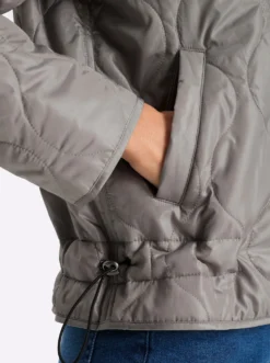 Steppjacke mit Ziernähten