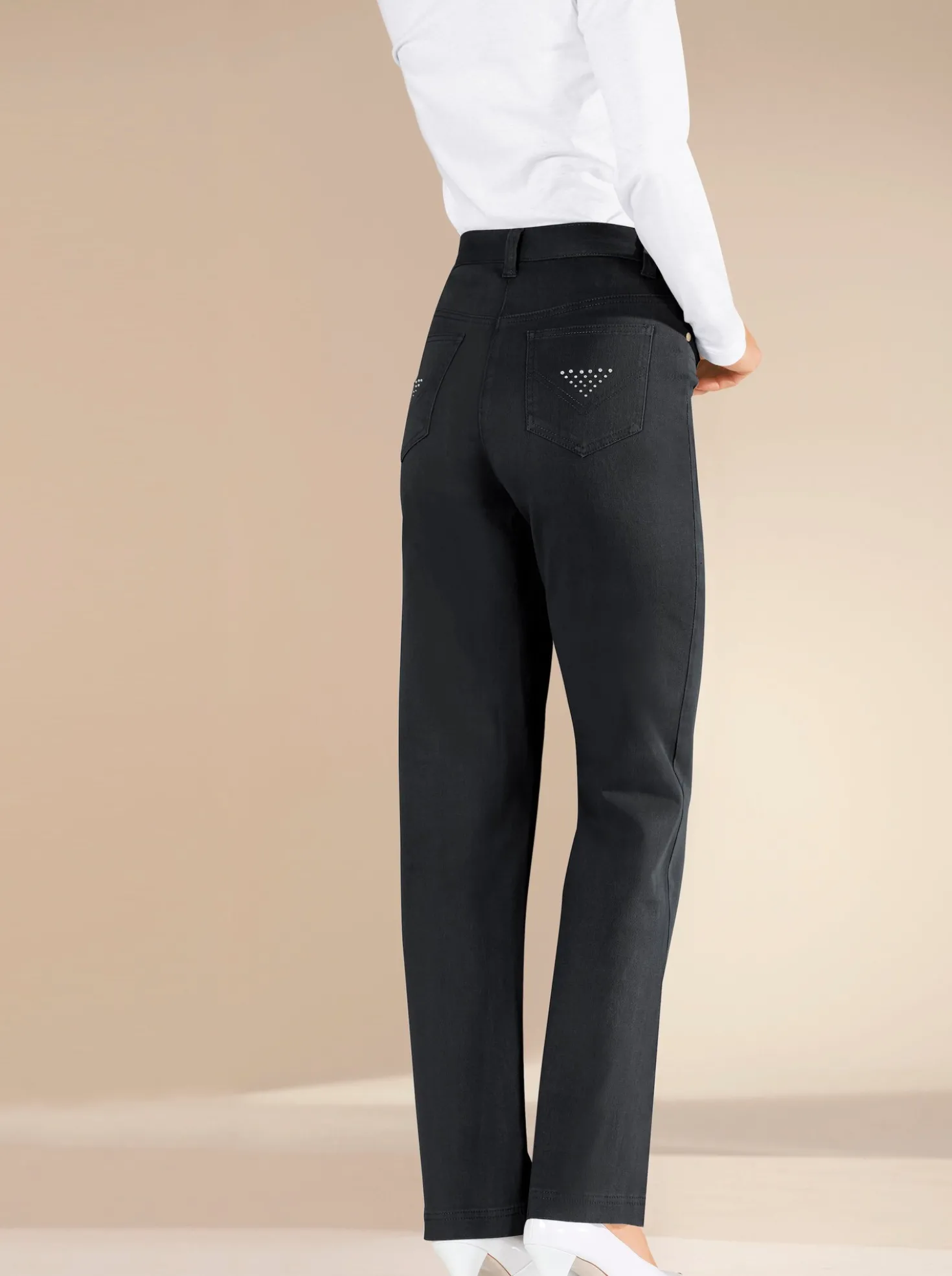 Stretch-Jeans mit Glitzersteinchen hinten