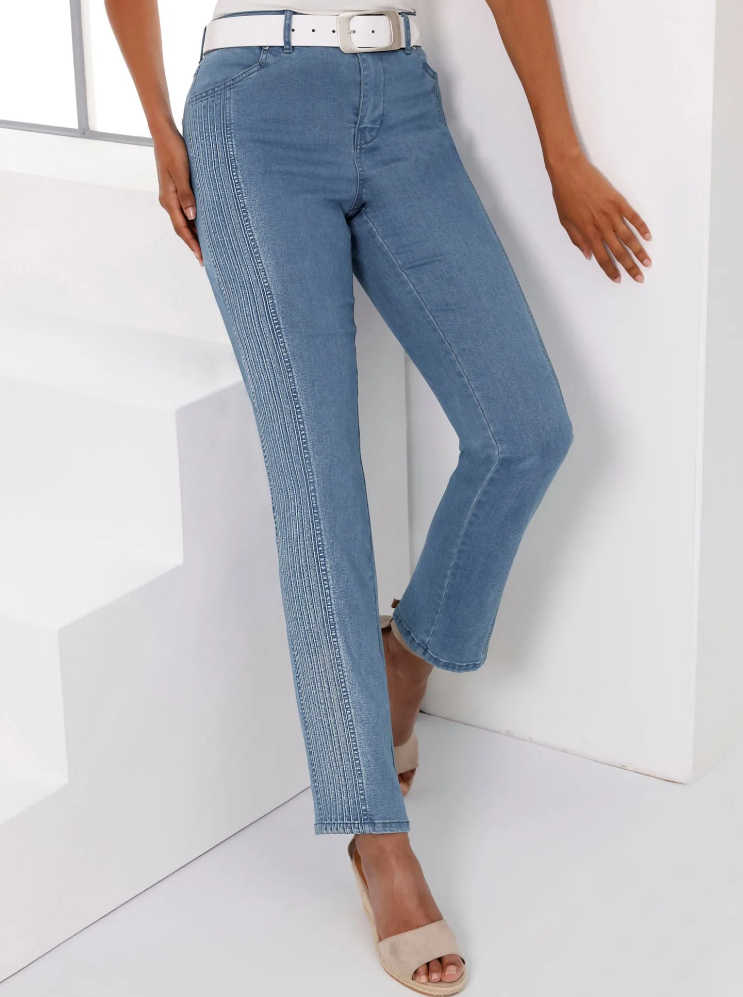 Stretch-Jeans mit seitlichen Biesen