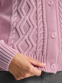 Strickjacke im Strickmuster-Mix