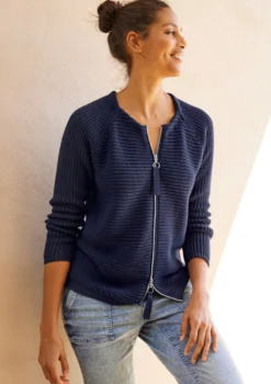 Strickjacke in dezentem Glanz