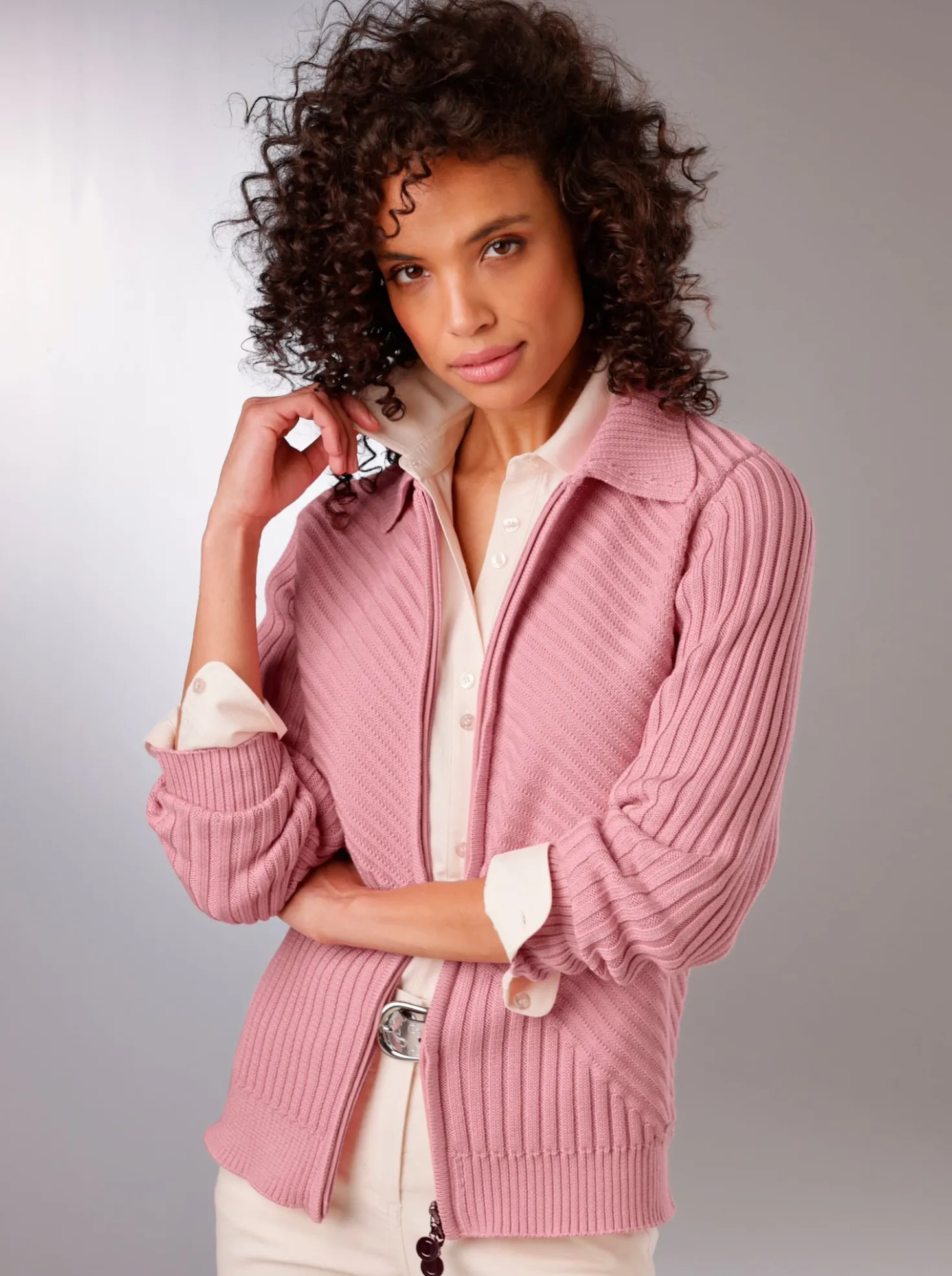 Strickjacke mit diagonalem Strickmuster