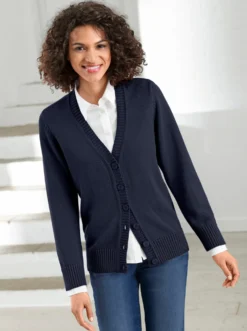 Strickjacke mit farblich abgestimmten Knöpfen