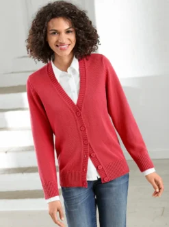 Strickjacke mit farblich abgestimmten Knöpfen