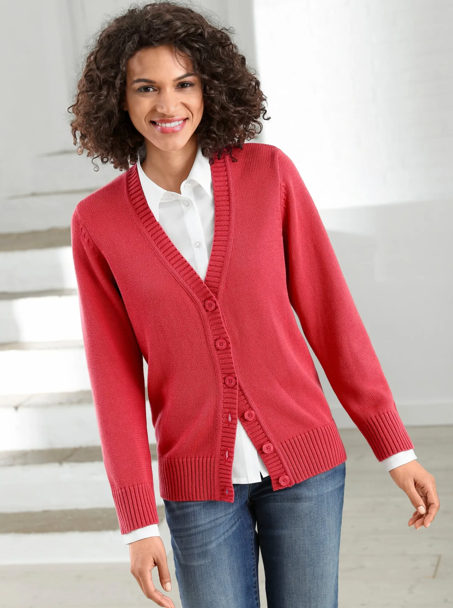 Strickjacke mit farblich abgestimmten Knöpfen