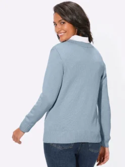 Strickjacke mit farblich abgestimmten Knöpfen