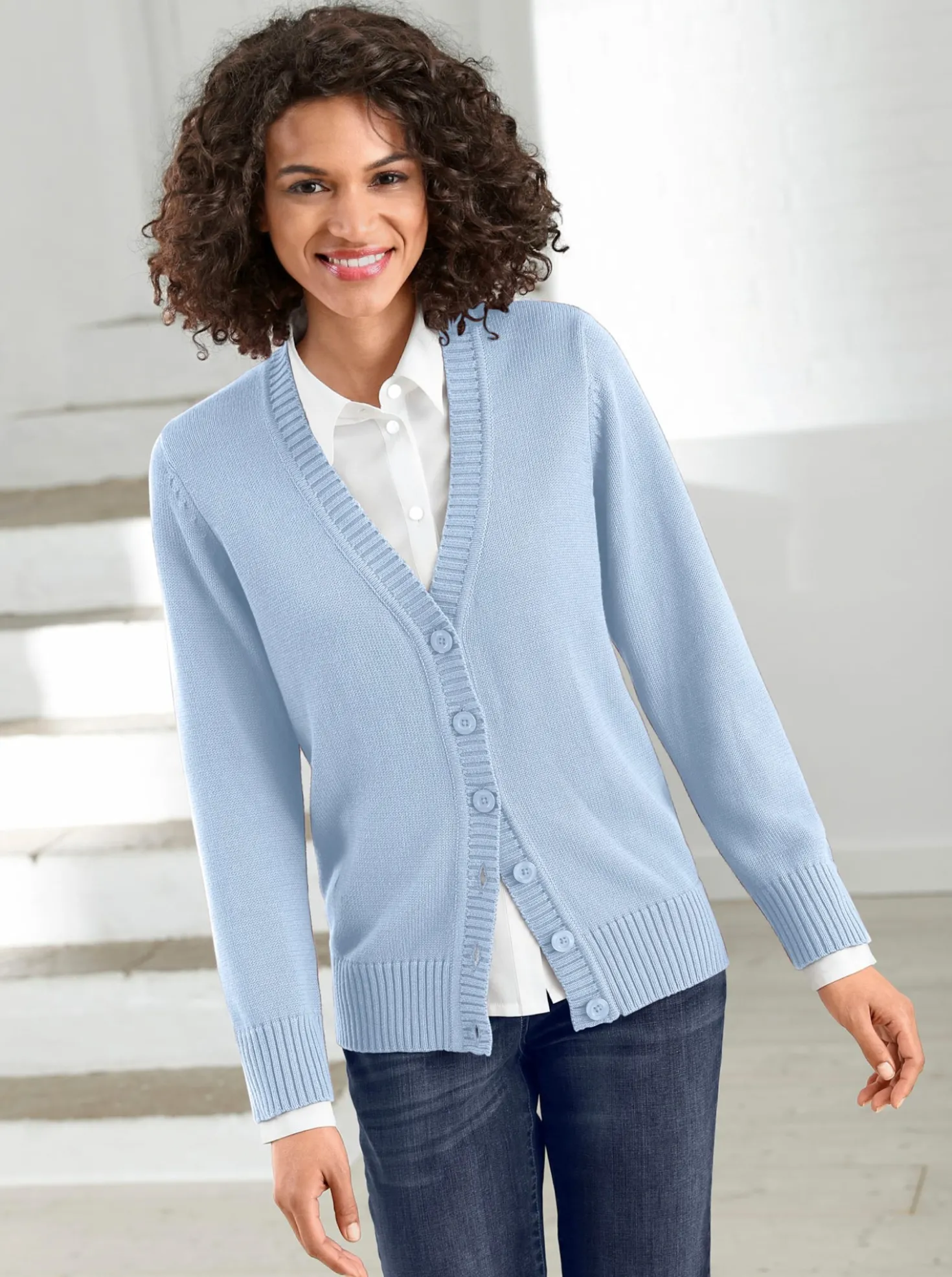 Strickjacke mit farblich abgestimmten Knöpfen