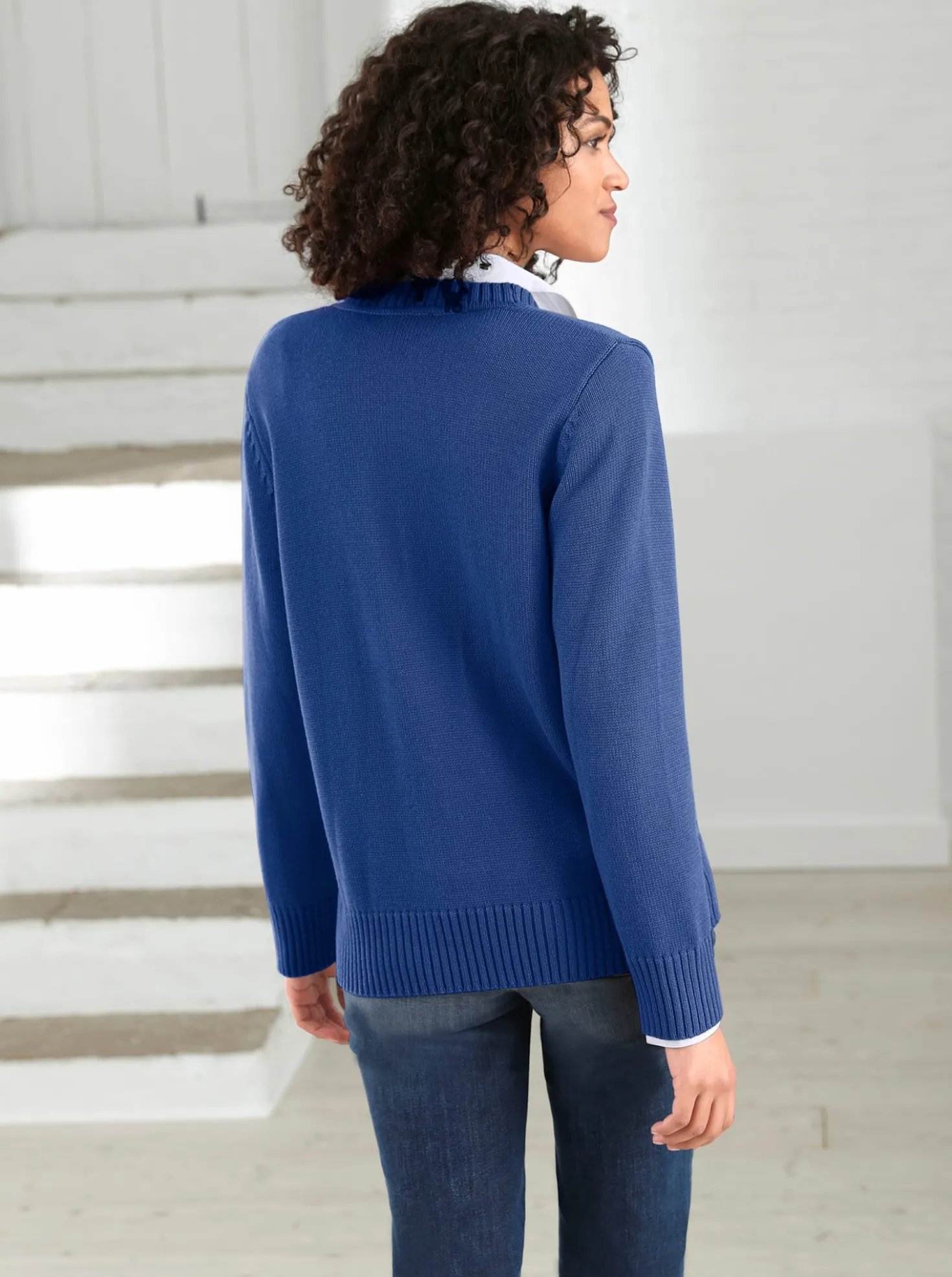Strickjacke mit farblich abgestimmten Knöpfen