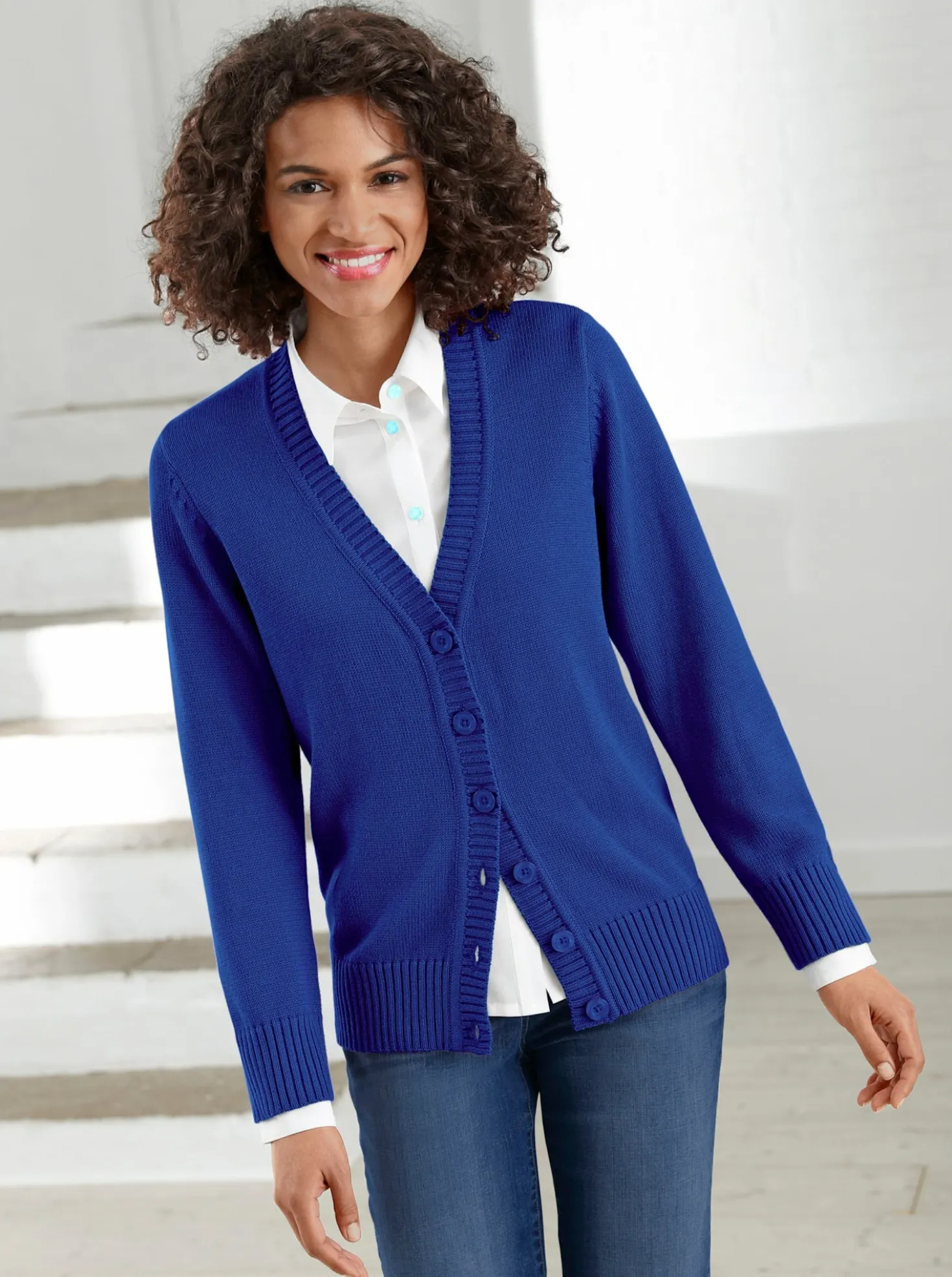 Strickjacke mit farblich abgestimmten Knöpfen
