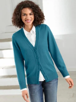 Strickjacke mit farblich abgestimmten Knöpfen