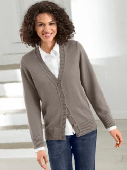 Strickjacke mit farblich abgestimmten Knöpfen