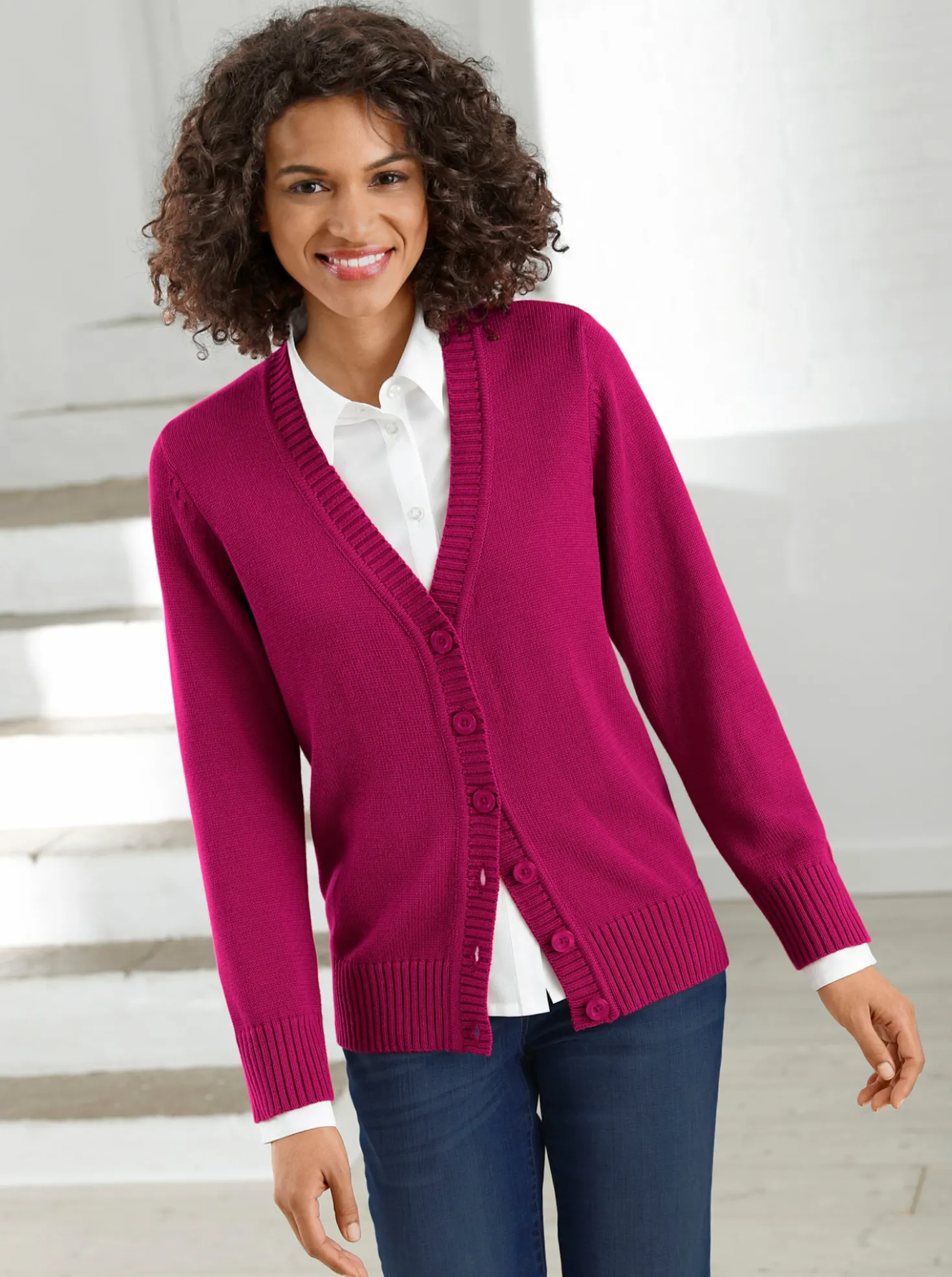 Strickjacke mit farblich abgestimmten Knöpfen