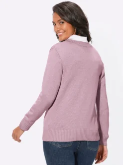 Strickjacke mit farblich abgestimmten Knöpfen