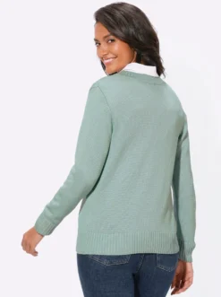 Strickjacke mit farblich abgestimmten Knöpfen