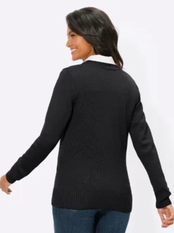 Strickjacke mit farblich abgestimmten Knöpfen