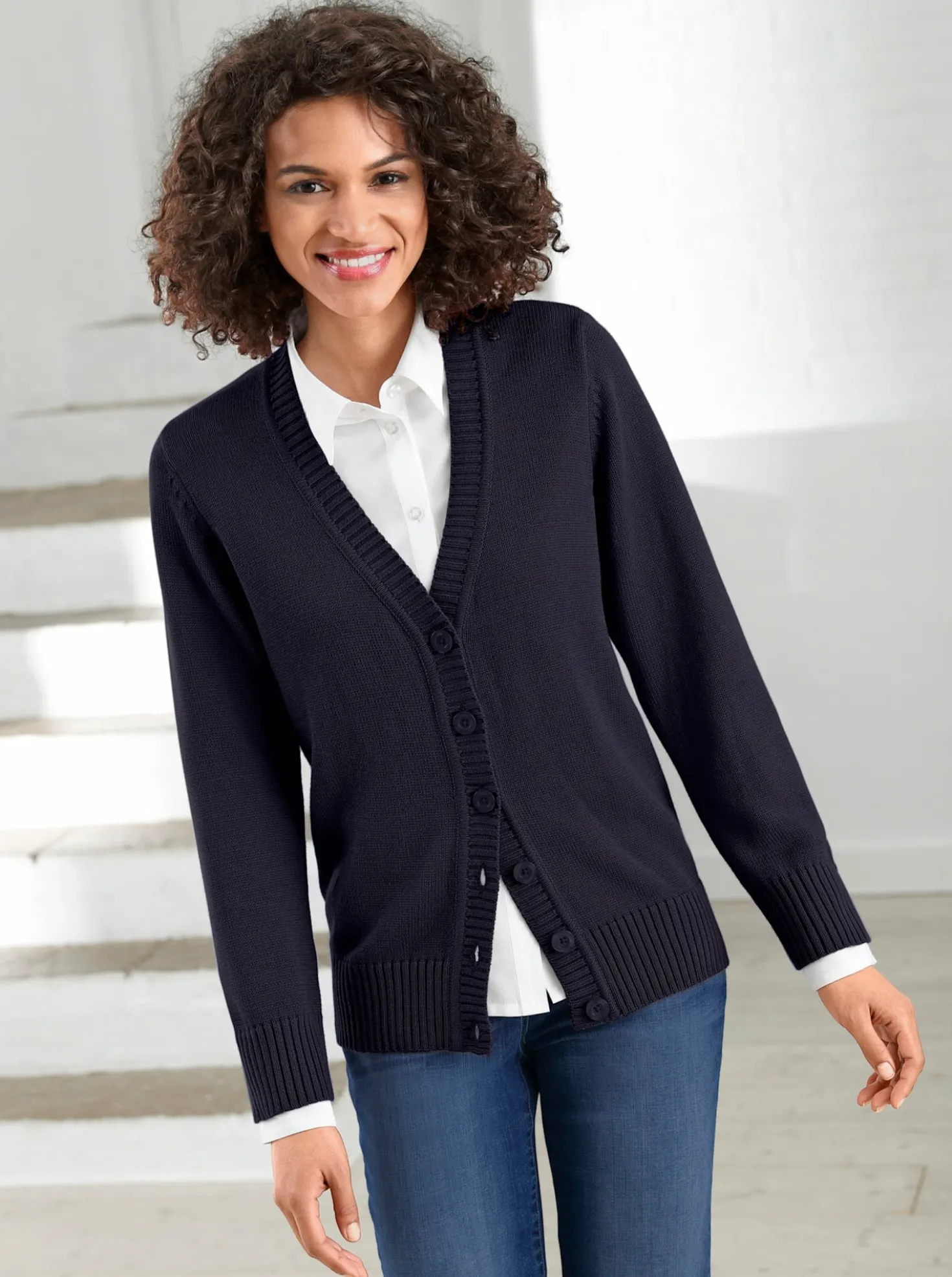 Strickjacke mit farblich abgestimmten Knöpfen