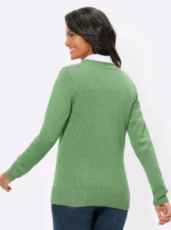 Strickjacke mit farblich abgestimmten Knöpfen