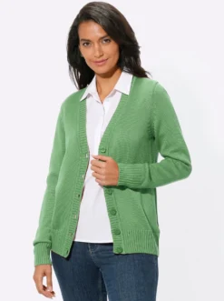 Strickjacke mit farblich abgestimmten Knöpfen