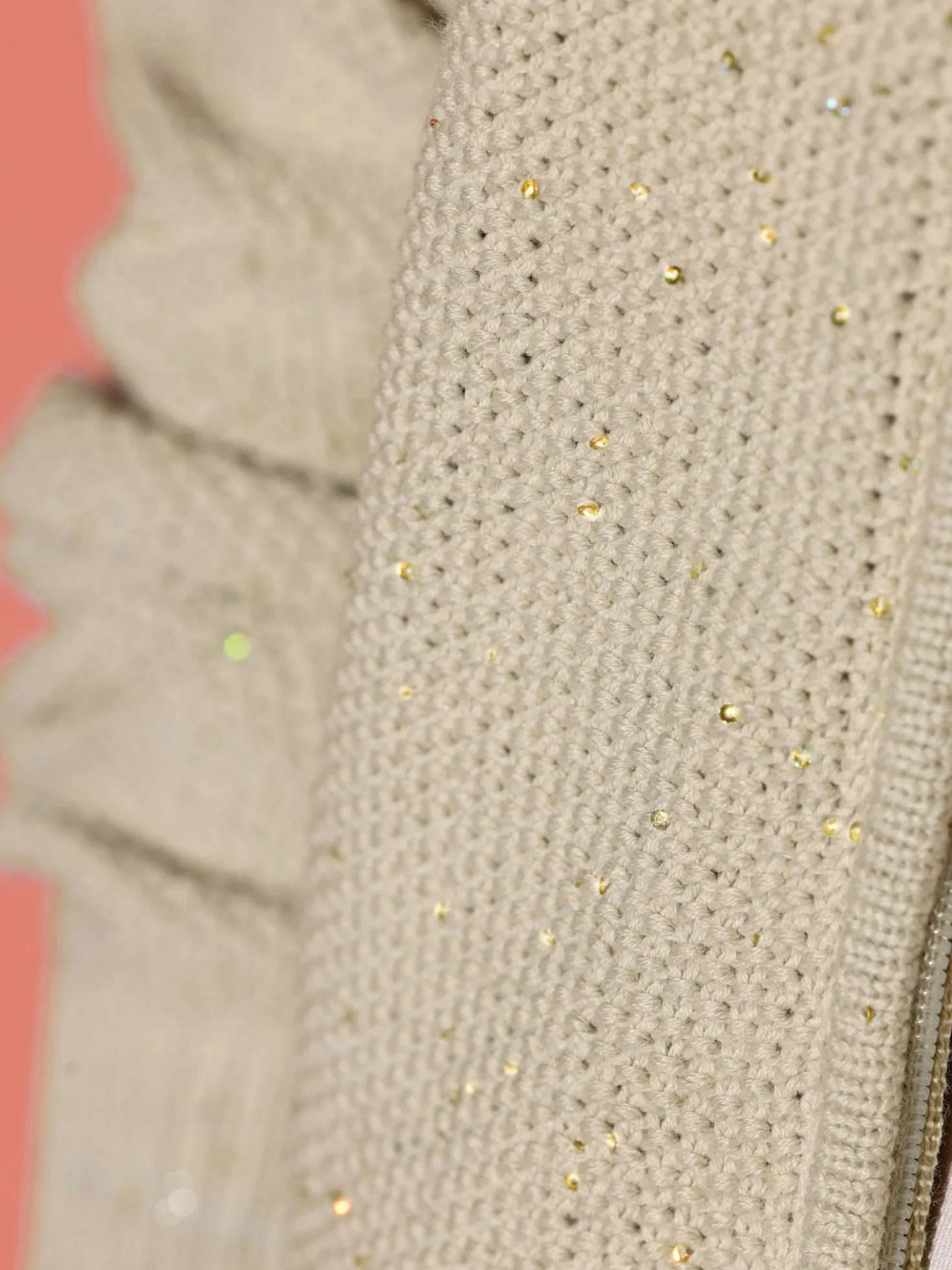 Strickjacke mit Glanzgarn und Pailletten