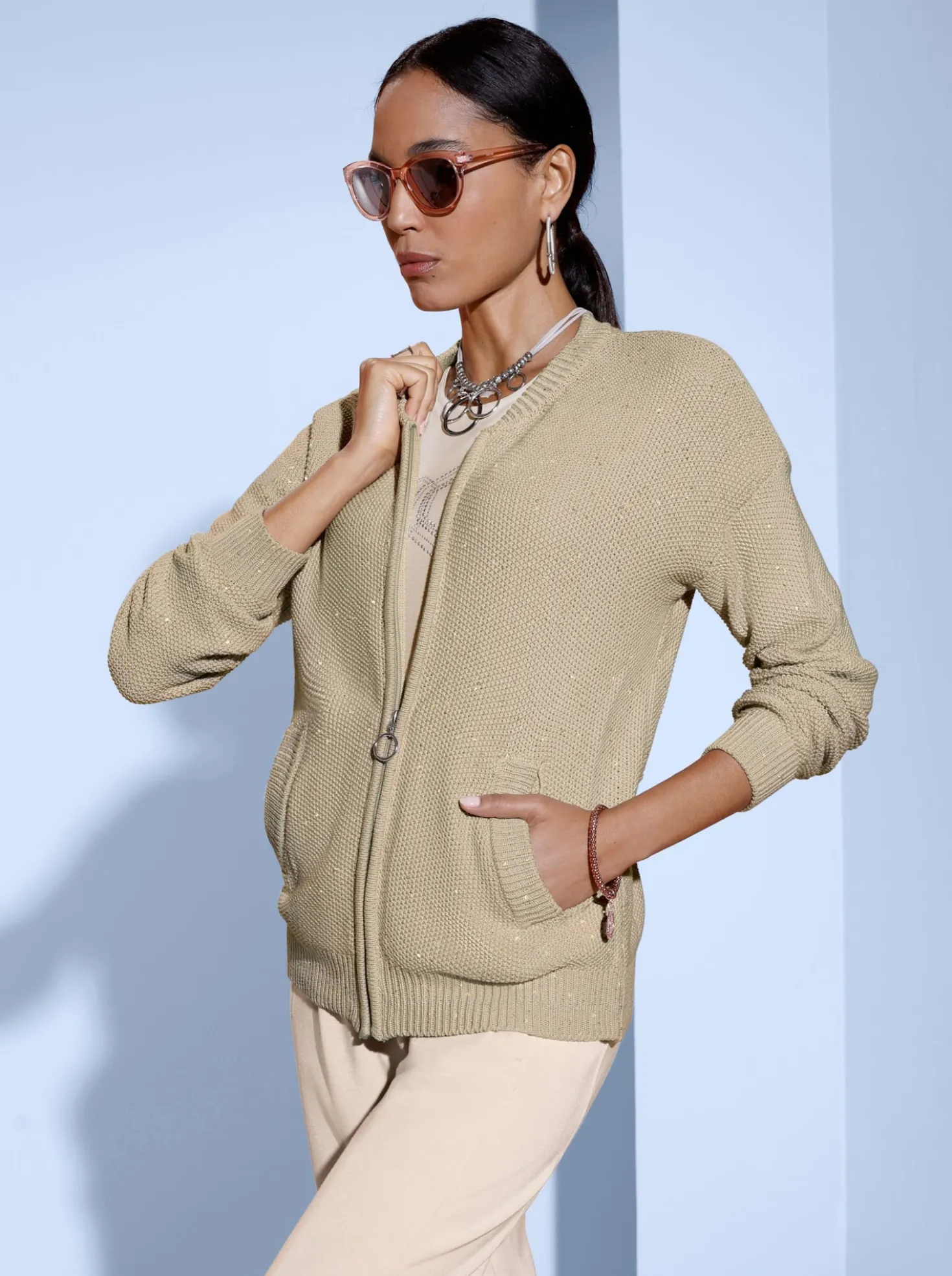 Strickjacke mit Glanzgarn und Pailletten