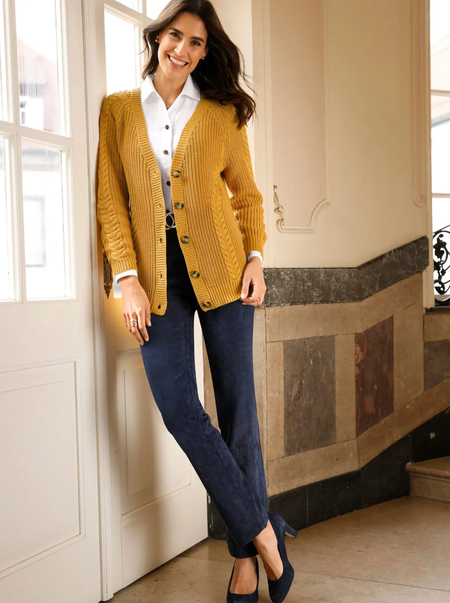 Strickjacke mit Zopf - und Rippenmuster