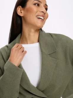 Strickjacke zweireihig geknöpft