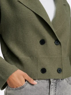 Strickjacke zweireihig geknöpft