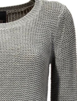 Strickpullover in asymmetrischer Form