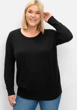 Strickpullover mit etwas weiterem Rundhalsausschnitt
