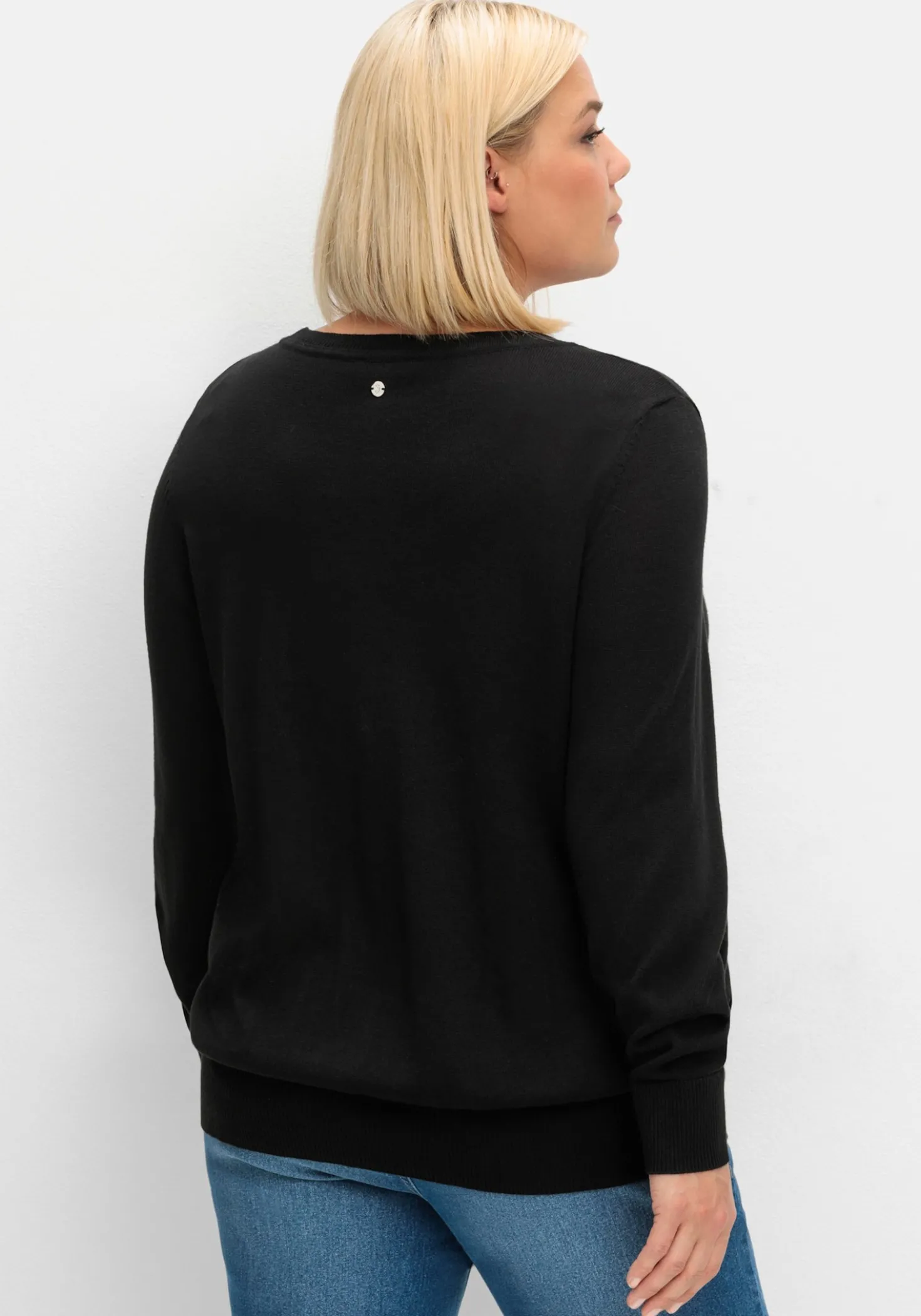 Strickpullover mit etwas weiterem Rundhalsausschnitt