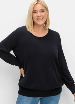 Strickpullover mit etwas weiterem Rundhalsausschnitt