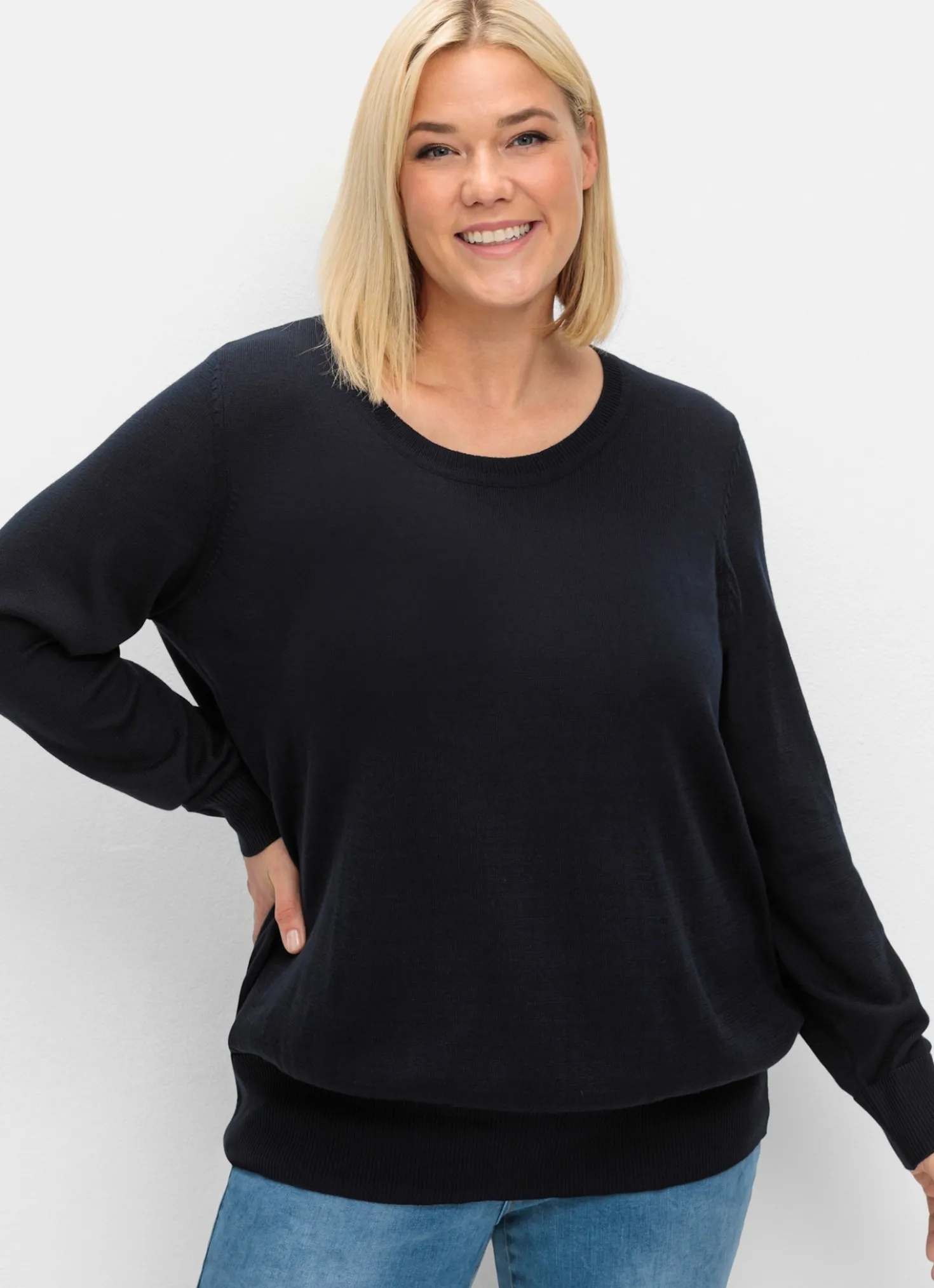 Strickpullover mit etwas weiterem Rundhalsausschnitt