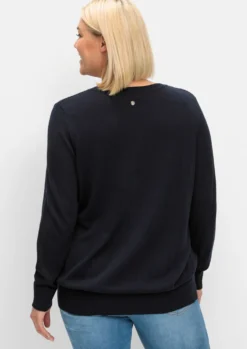 Strickpullover mit etwas weiterem Rundhalsausschnitt