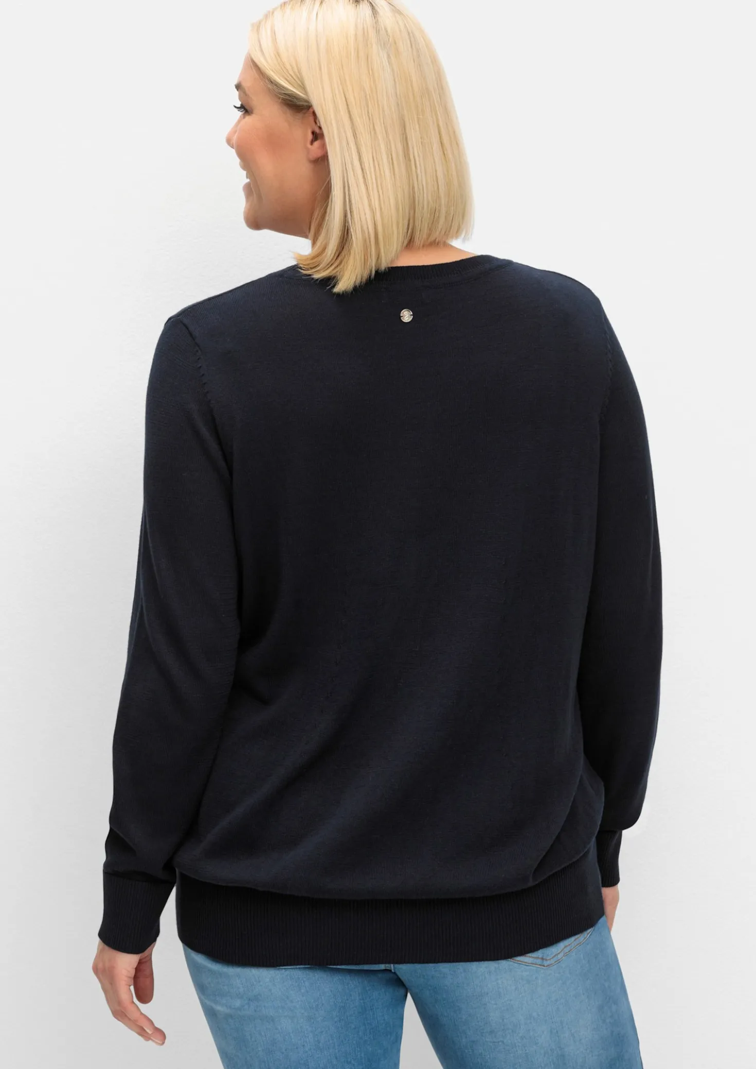 Strickpullover mit etwas weiterem Rundhalsausschnitt