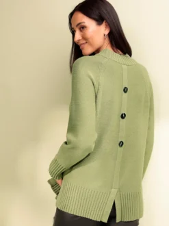 Strickpullover mit Zierknopfleiste im Rücken