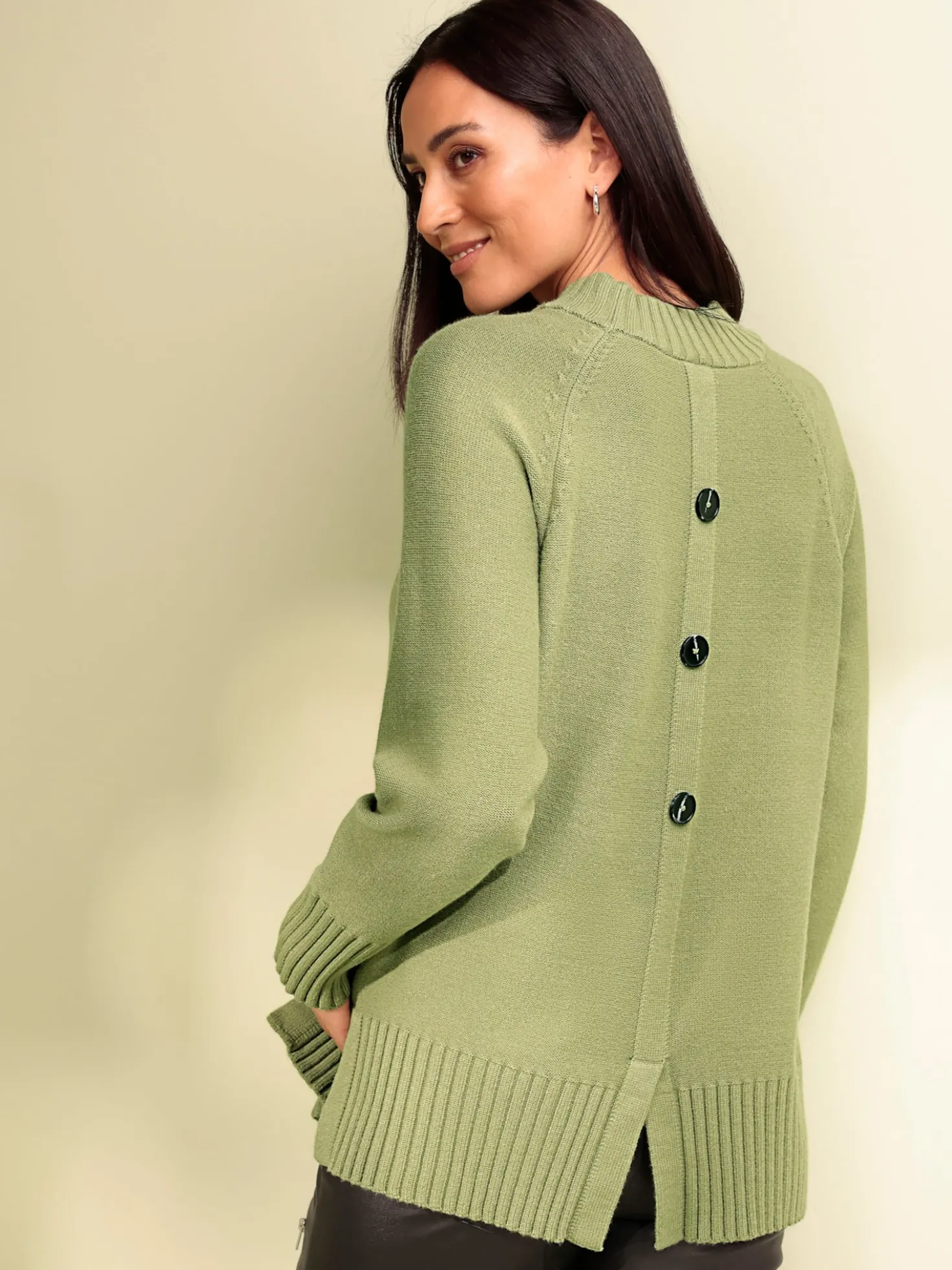 Strickpullover mit Zierknopfleiste im Rücken