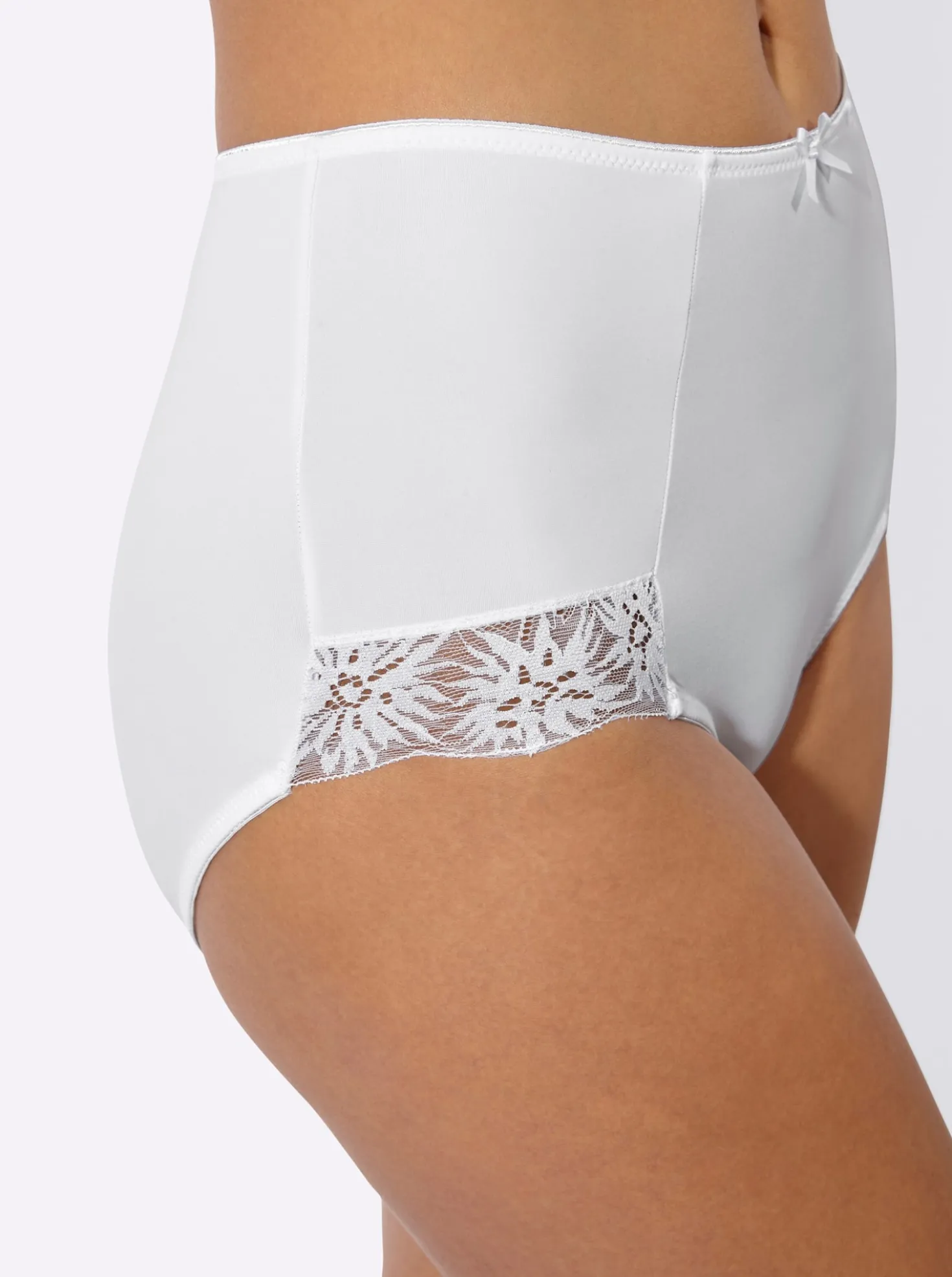 Taillenslip mit seitlicher Spitze