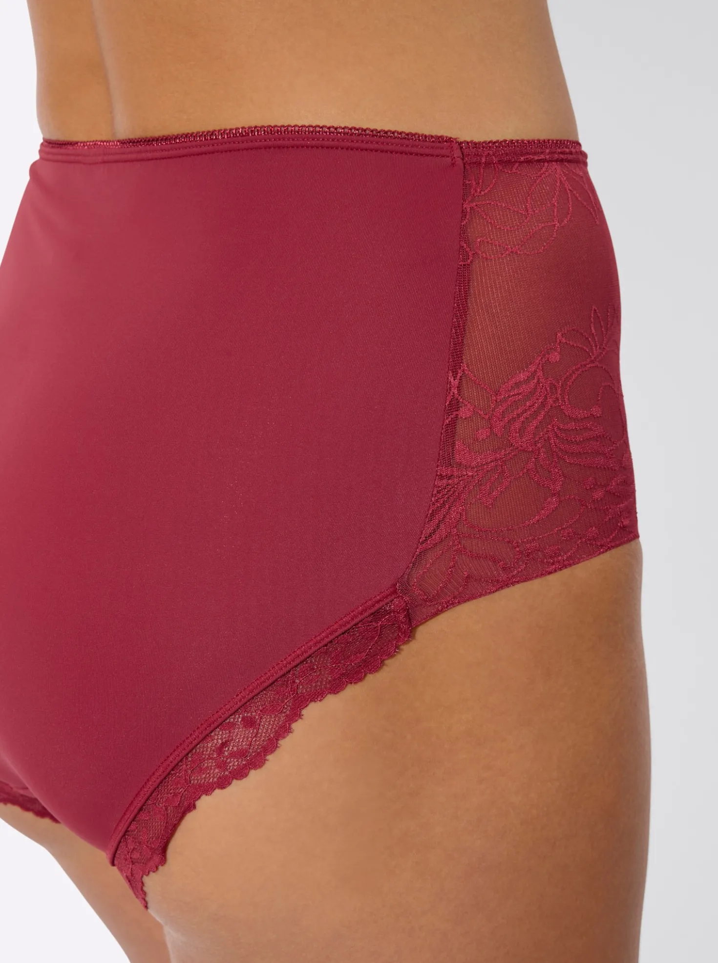 Taillenslip mit seitlicher Spitze