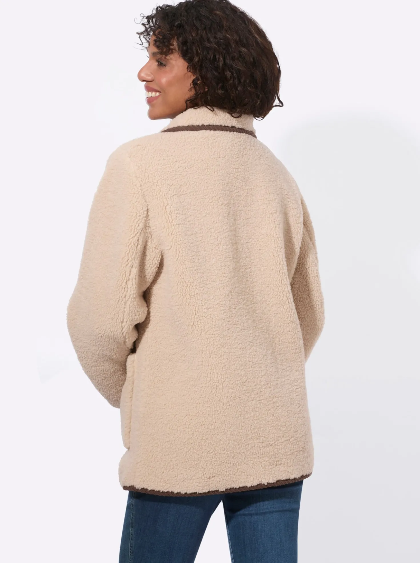 Teddyjacke mit Schmuckknöpfen