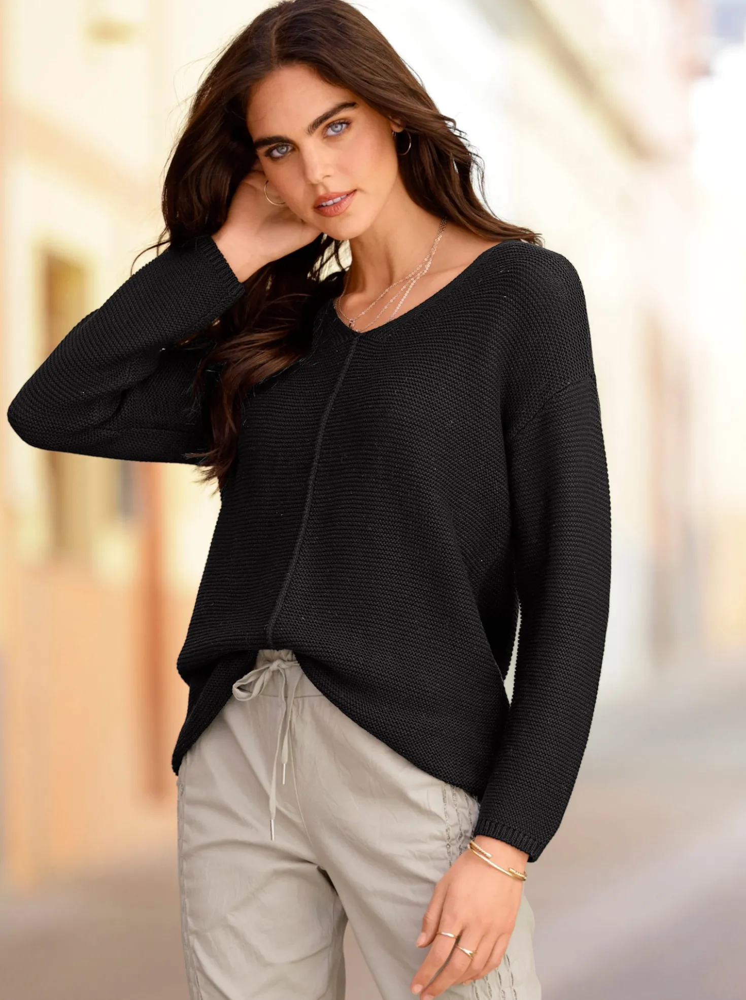 V-Ausschnitt-Pullover mit überschnittener Schulter