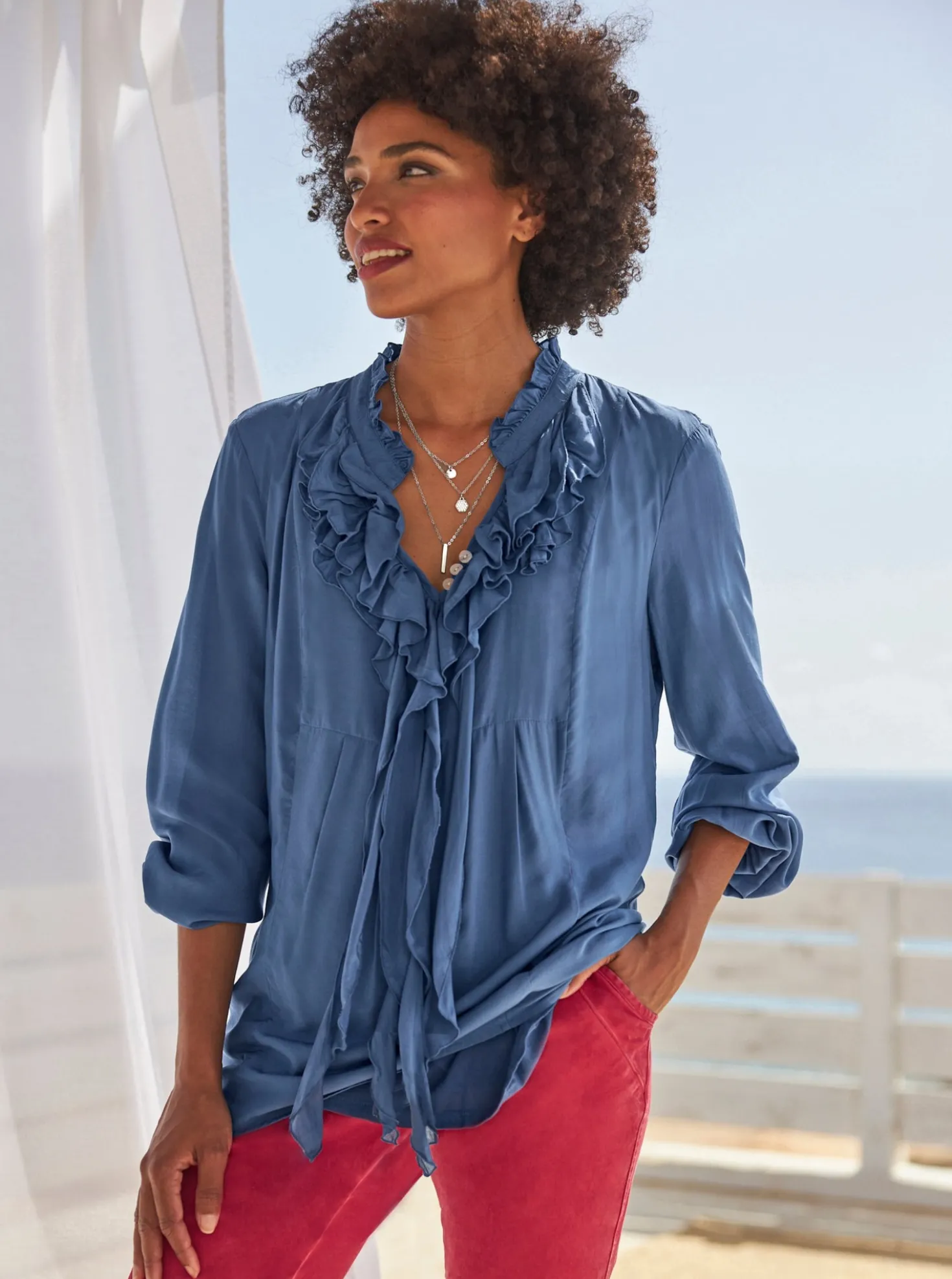 Volantbluse mit mattem Glanz
