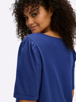 V-Shirt in leicht taillierter Form
