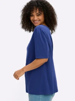 V-Shirt in leicht taillierter Form
