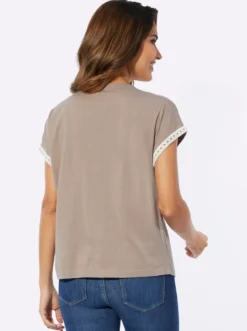 V-Shirt mit Häkelborte