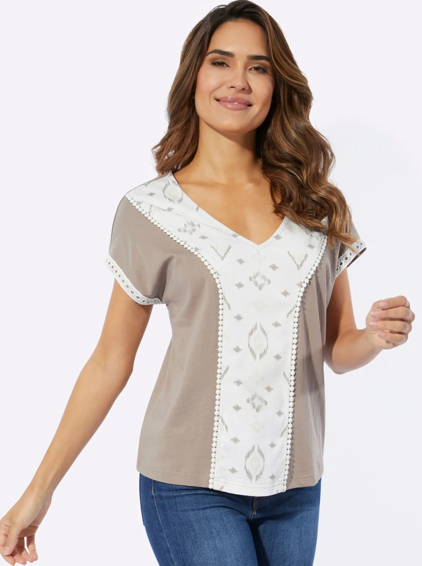 V-Shirt mit Häkelborte