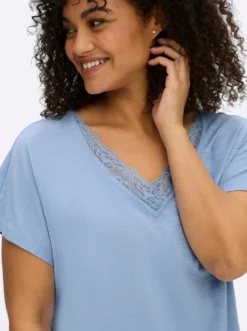 V-Shirt mit Spitze am Ausschnitt